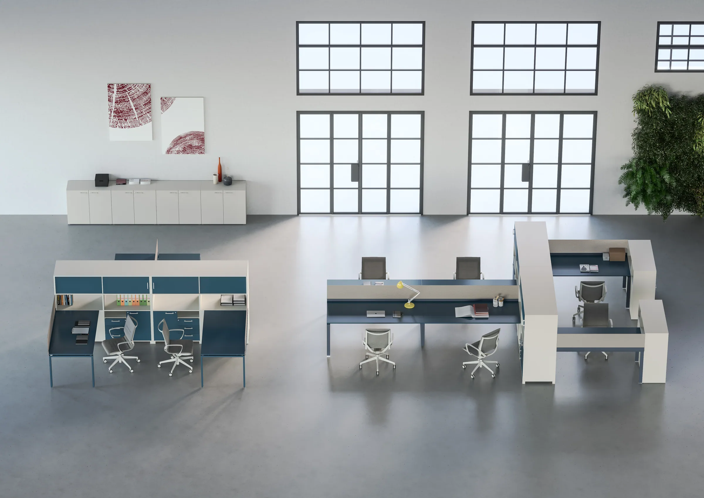 Open space con più isole di bench Air dai piani blu e bianchi, sedute in rete e contenitori bassi, sotto finestre industriali