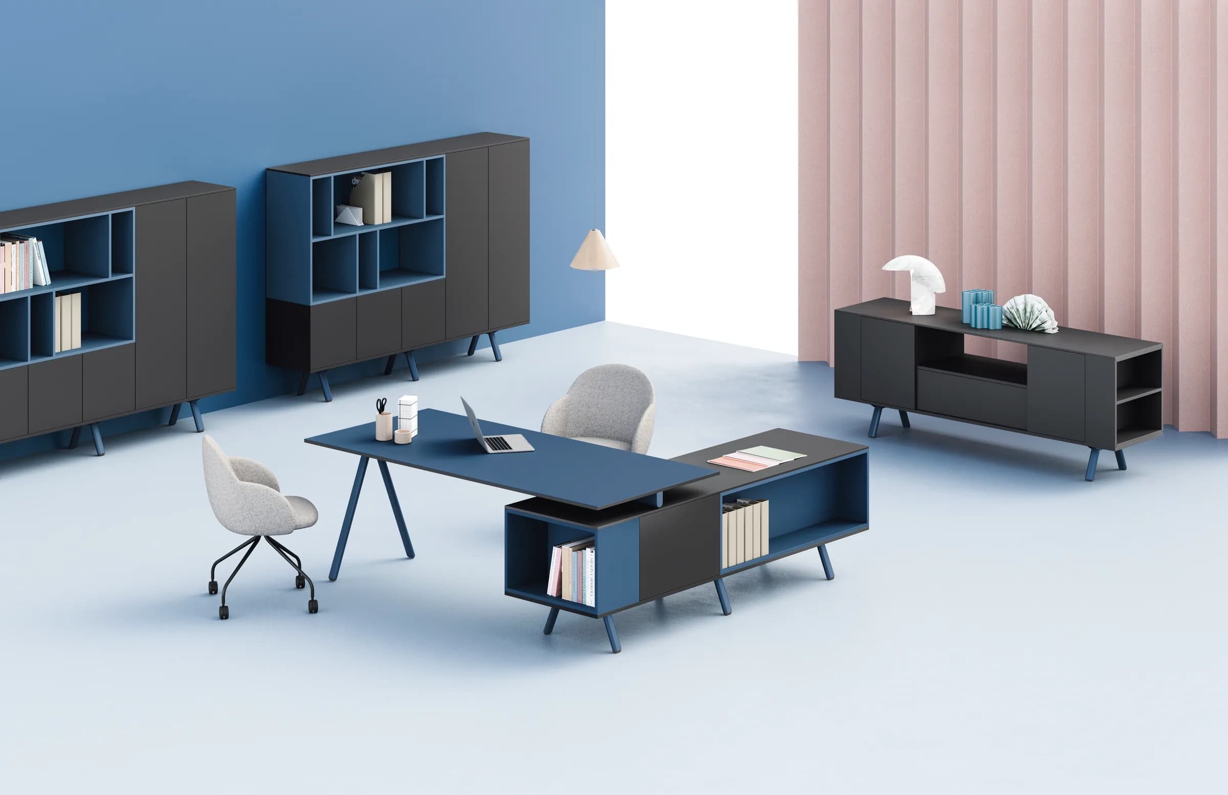 Composizione direzionale Alter: piano blu su gambe a cavalletto, servizio basso in continuità e contenitori a giorno alle spalle