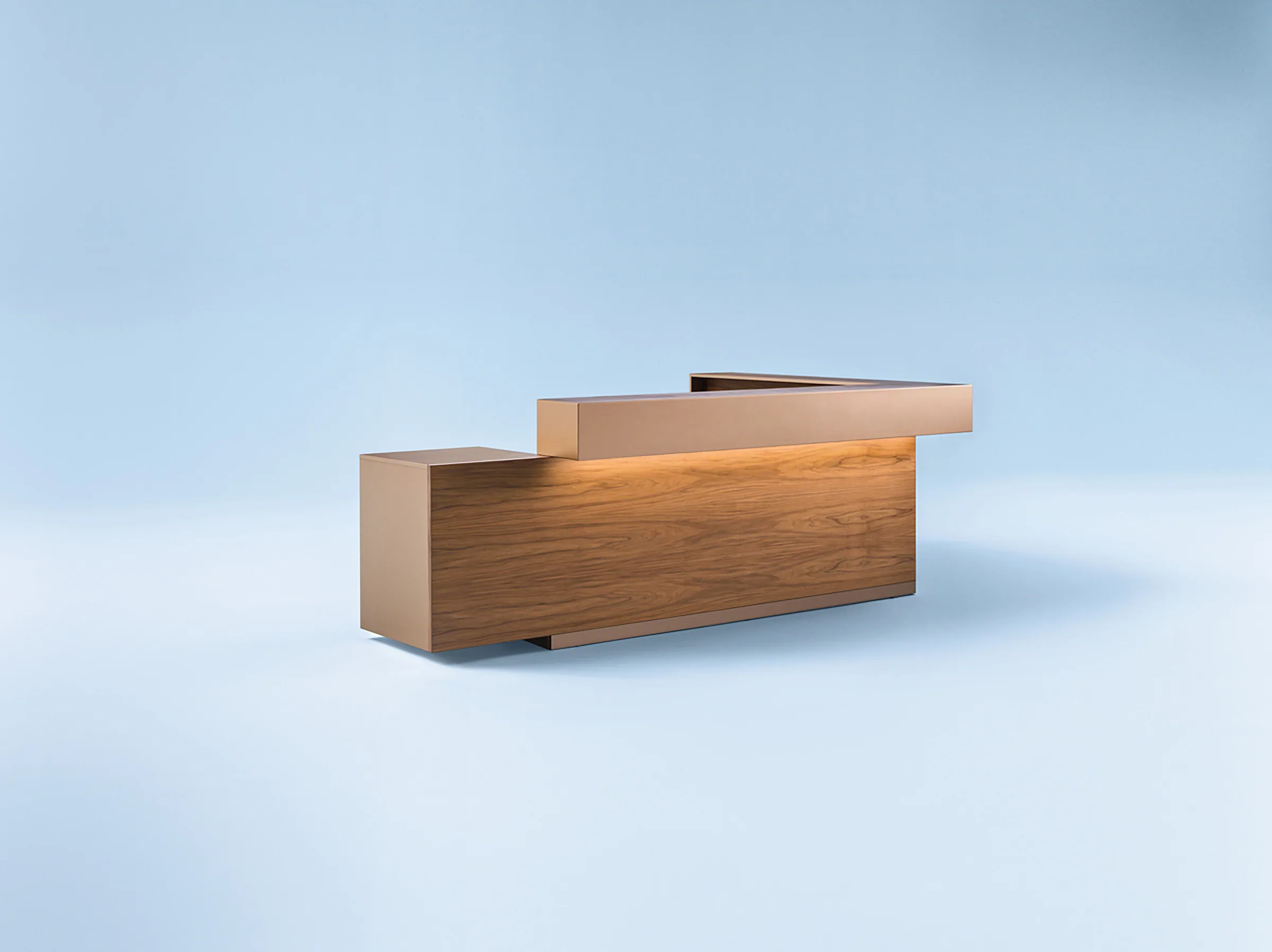 Bancone reception Edge in noce e bronzo, con la mensola superiore a sbalzo e la luce nascosta sotto il piano