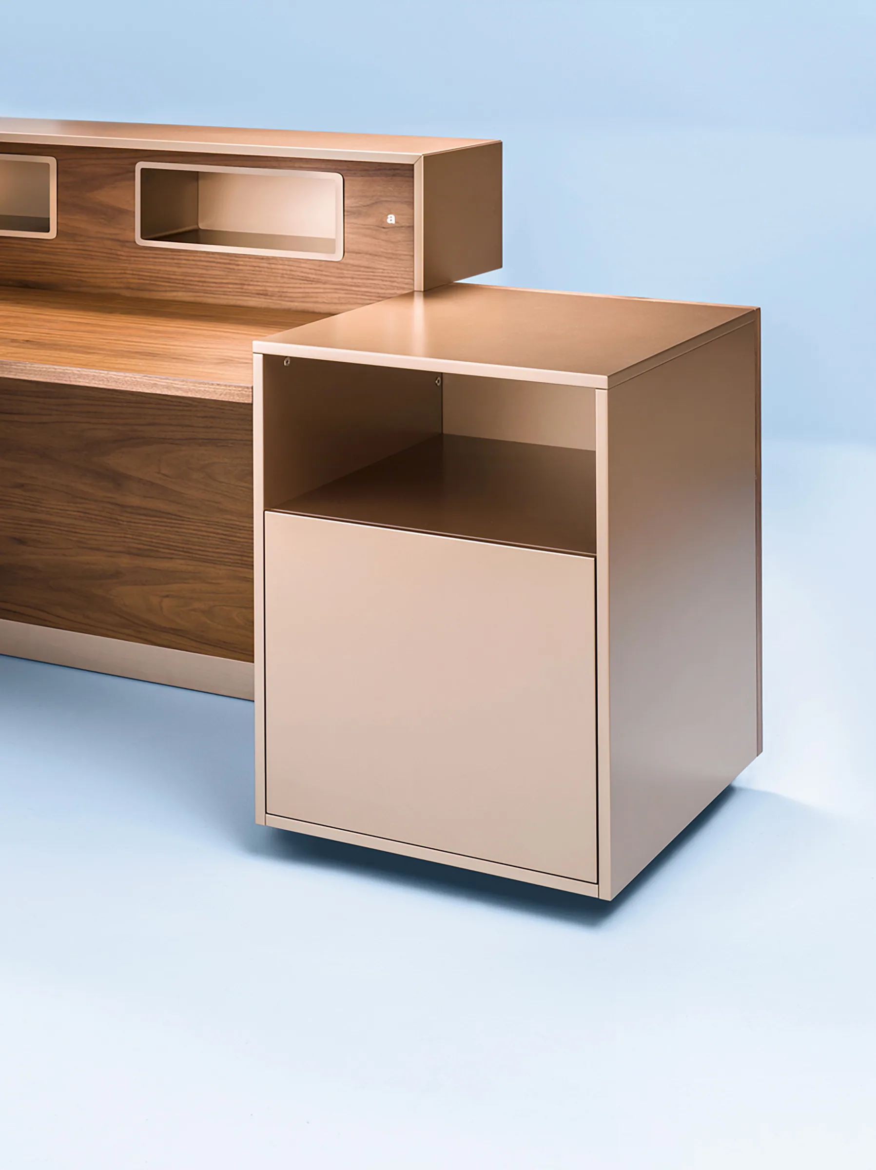 Dettaglio del modulo contenitore Edge in rame metallizzato con vano a giorno e anta, affiancato al bancone in noce.