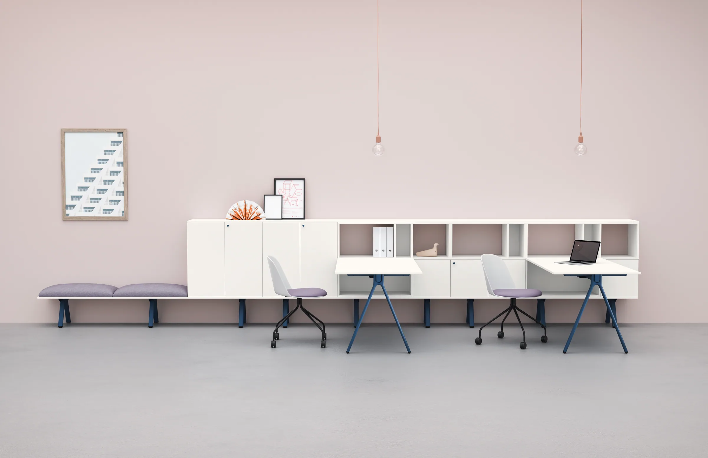 Postazioni Sigma bianche con gambe blu allineate lungo una parete rosa, con panca imbottita e contenitori a giorno