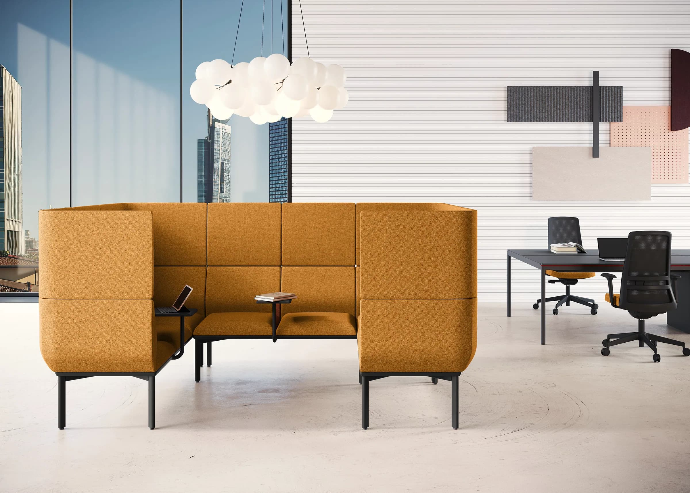 Seduta imbottita alta color ocra crea uno spazio raccolto per conversazioni, lavoro individuale e brevi riunioni.