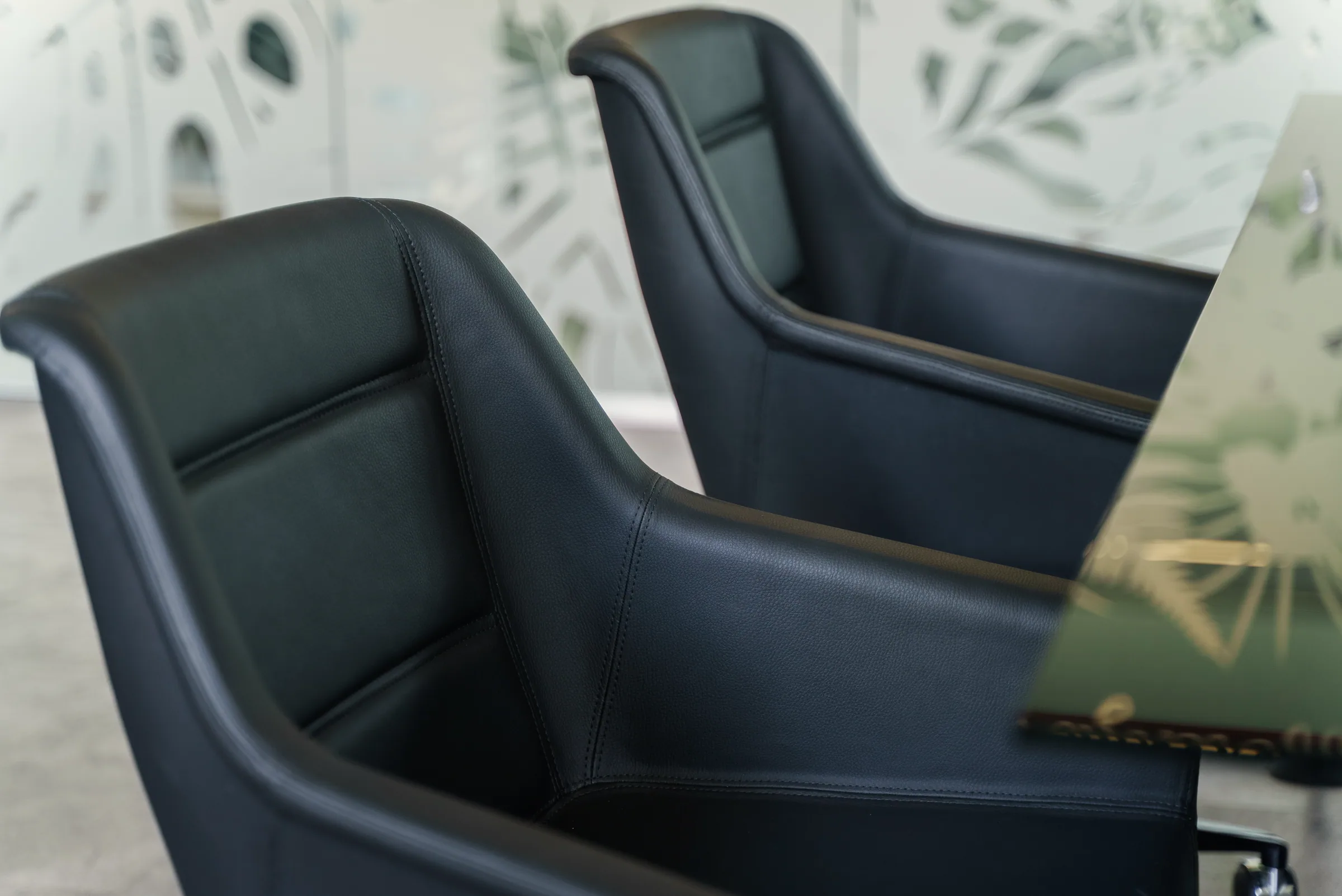 Sala riunioni con tavolo scuro e sedie Handy rivestite in beige, su basi girevoli cromate.