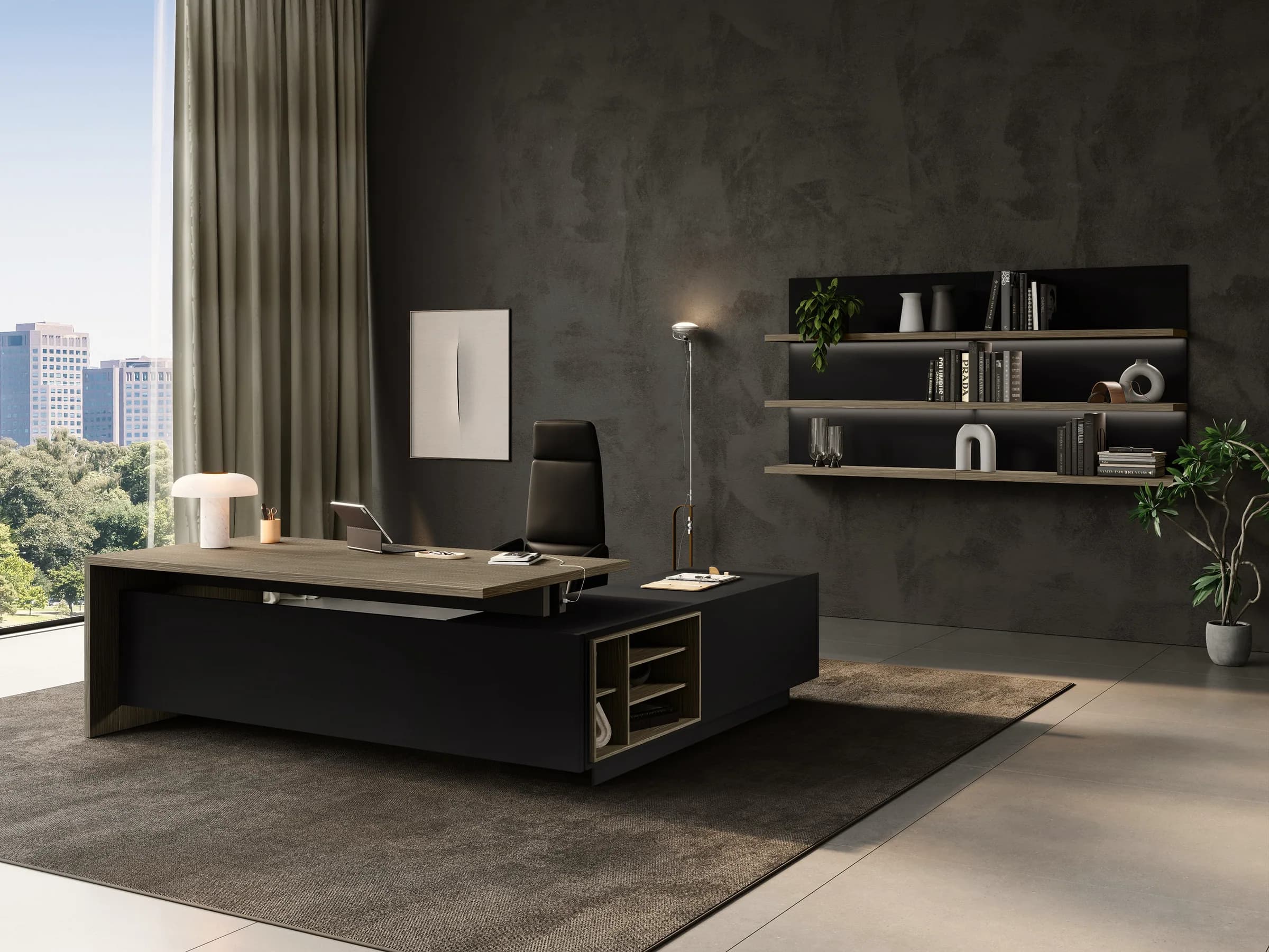 Scrivania direzionale Gotha con piano legno e struttura nera, allungo contenitore a vani aperti; boiserie a mensole illuminate alla parete.