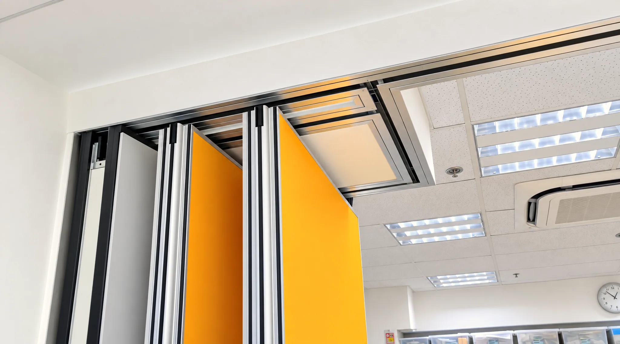 Dettaglio del binario a soffitto di una parete manovrabile