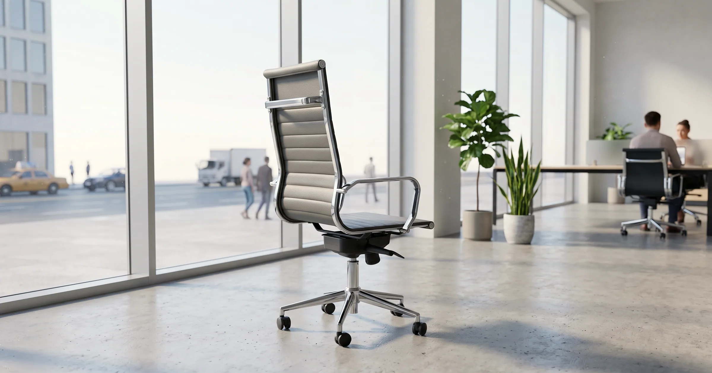 Sedia direzionale Alan in pelle grigio chiaro, vista posteriore, telaio cromato, base a cinque razze.