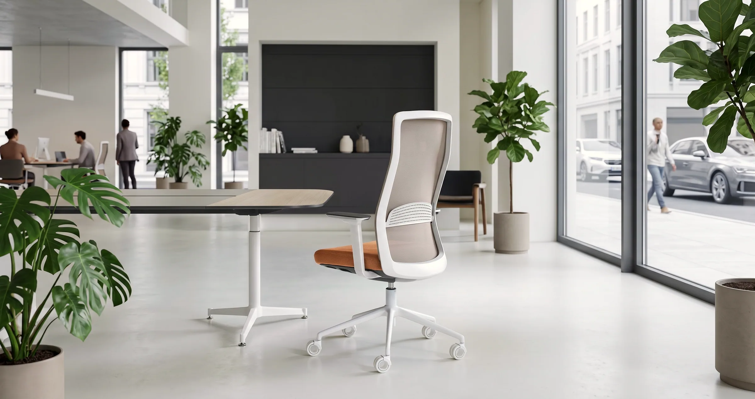 Momentum Light nella versione bianca: cornice, braccioli e base in tinta, rete beige con lombare a vista, sedile arancione.