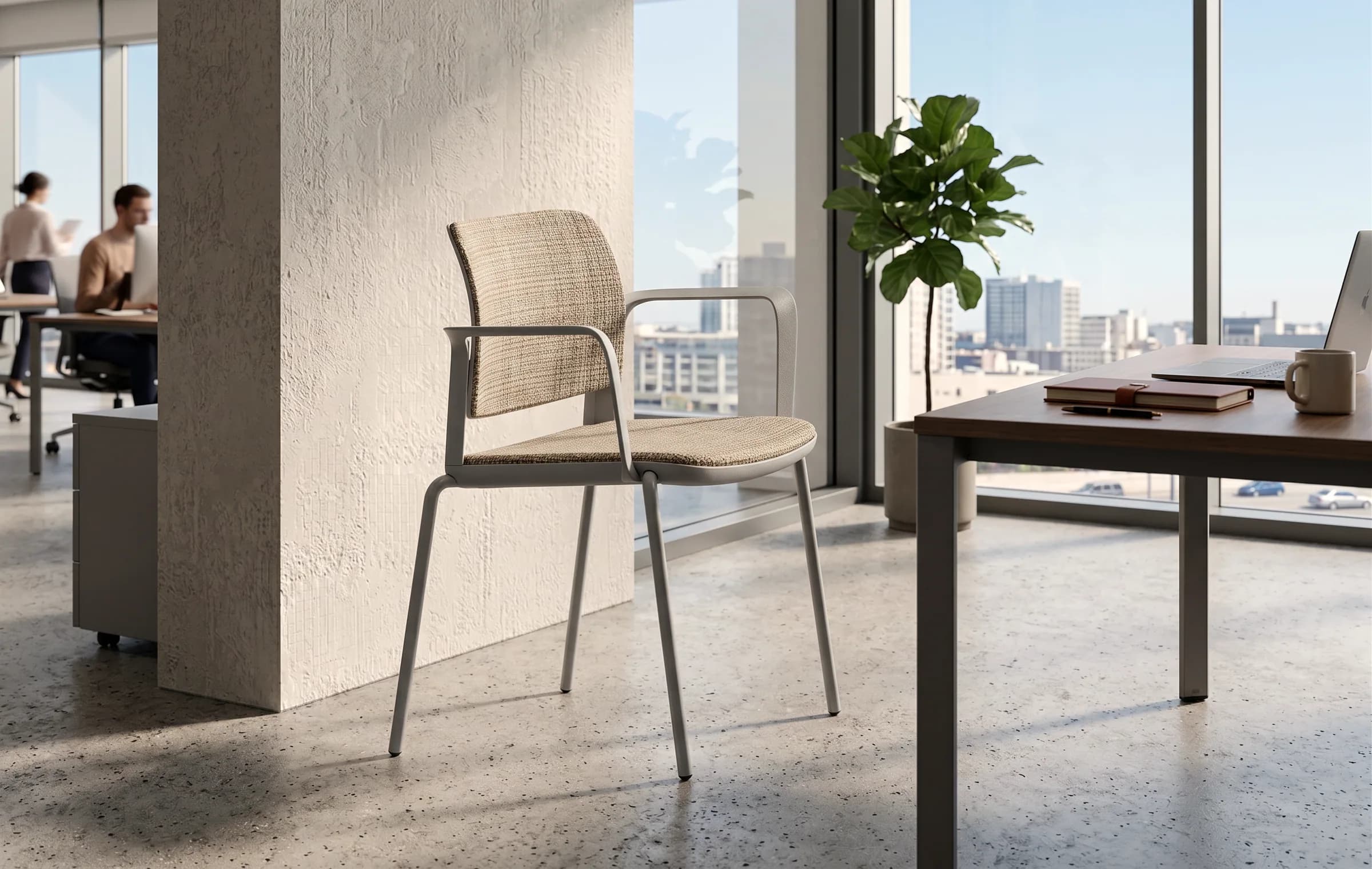 Sedia Vela a quattro gambe, sedile e schienale imbottiti in tessuto beige, braccioli chiusi.