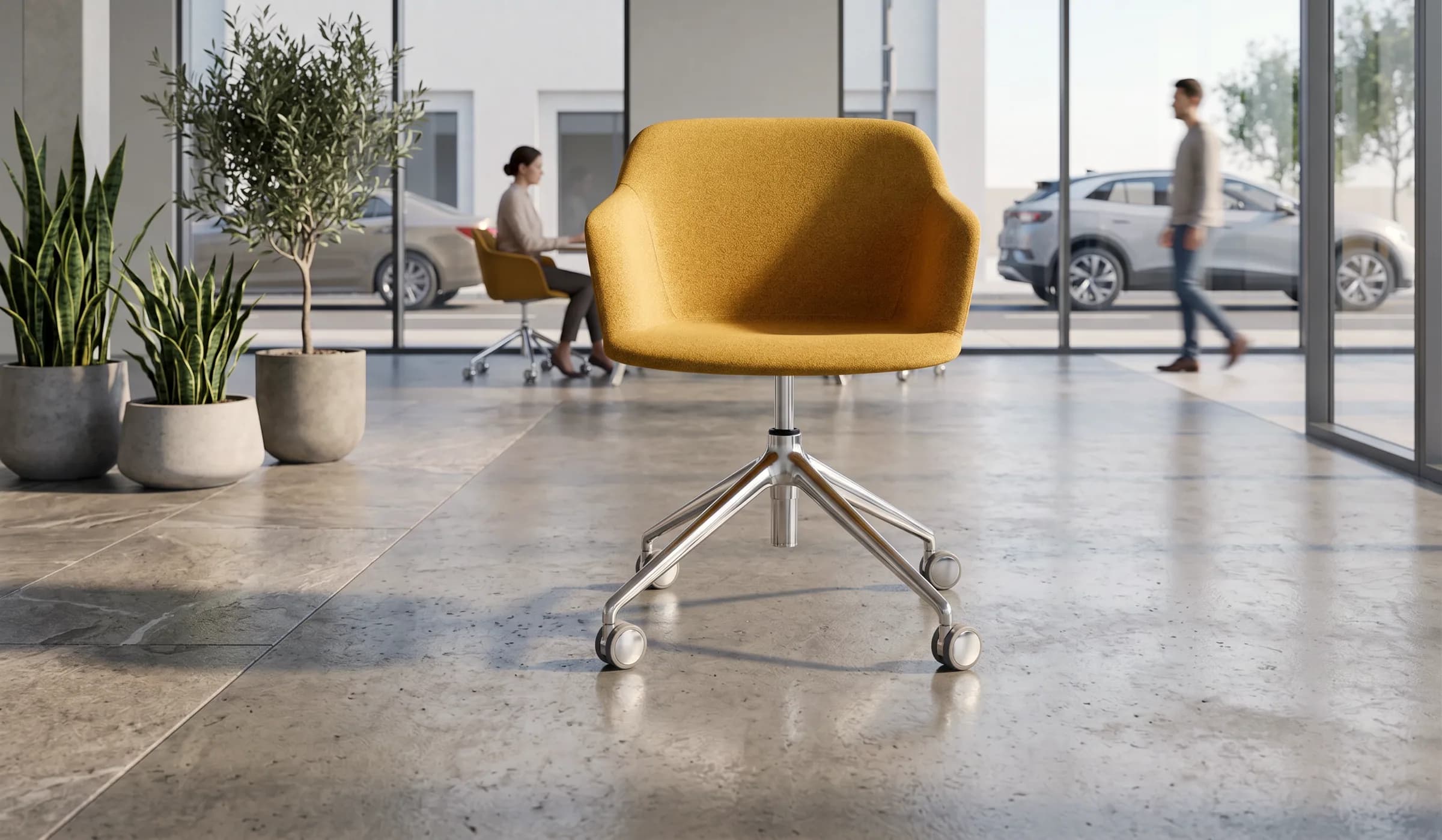 Sedia Handy completamente rivestita in tessuto giallo, su base girevole cromata a quattro razze con ruote.