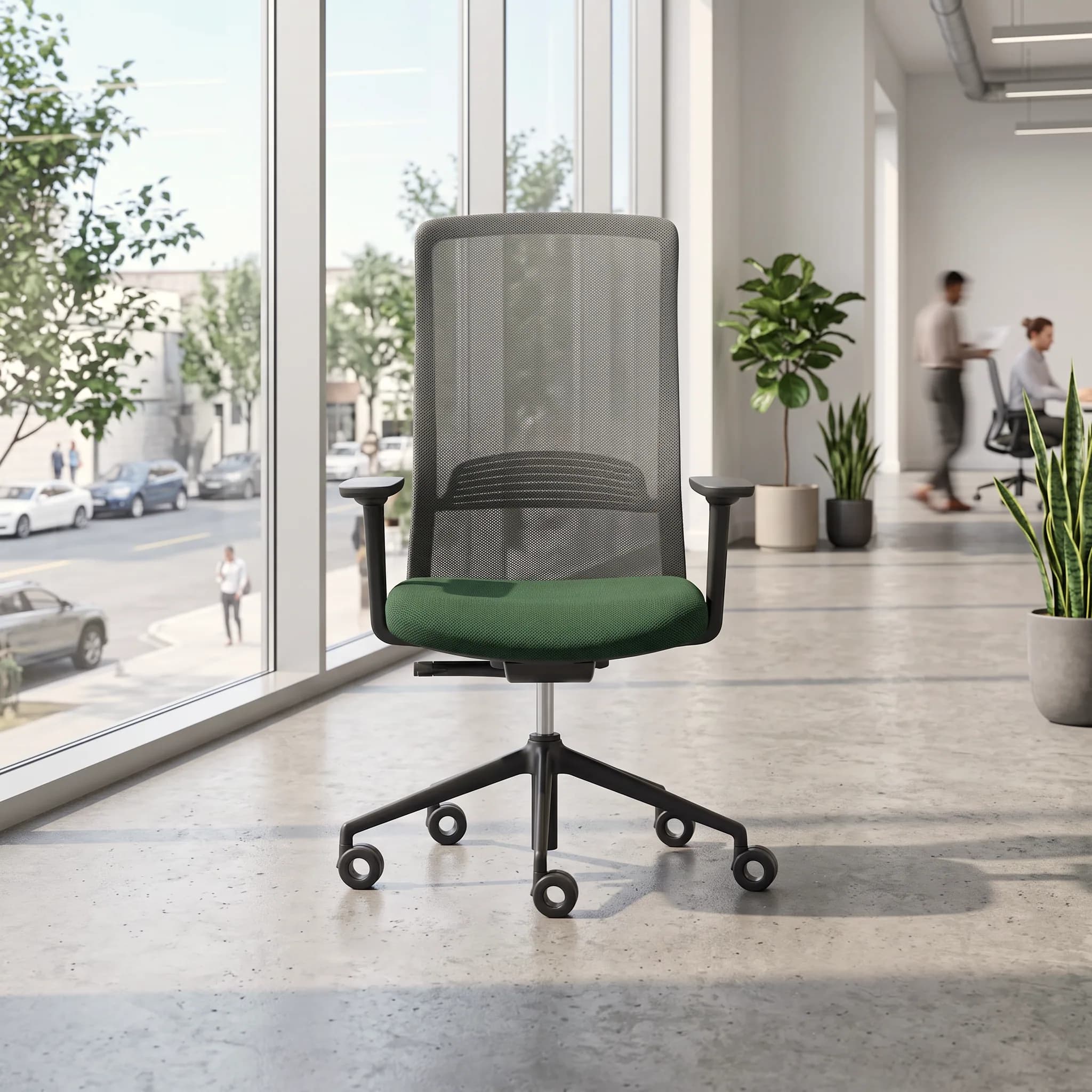 Seduta Momentum Light con schienale alto in rete nera e supporto lombare, sedile verde, braccioli e base nera, ufficio luminoso.