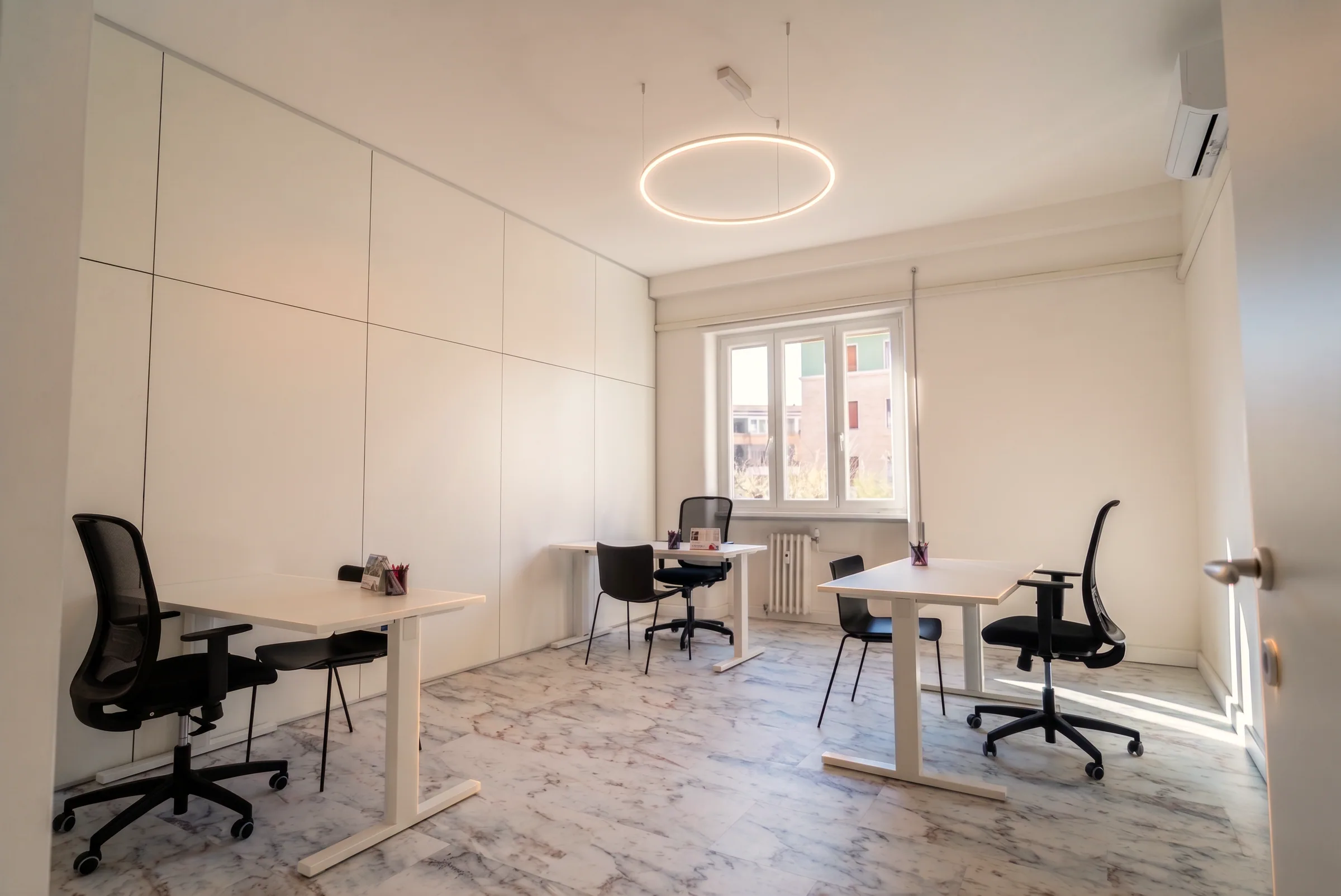 Stanza chiusa da pareti modulari, arredata e in uso