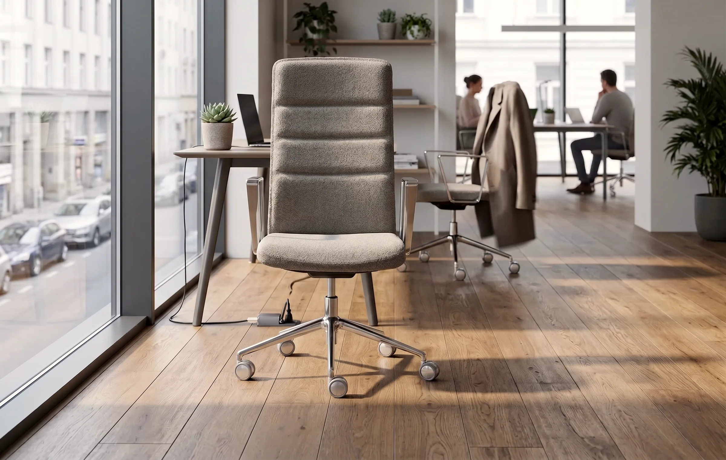 Momentum Executive con schienale imbottito a fasce, in tessuto beige, braccioli e base cromati.