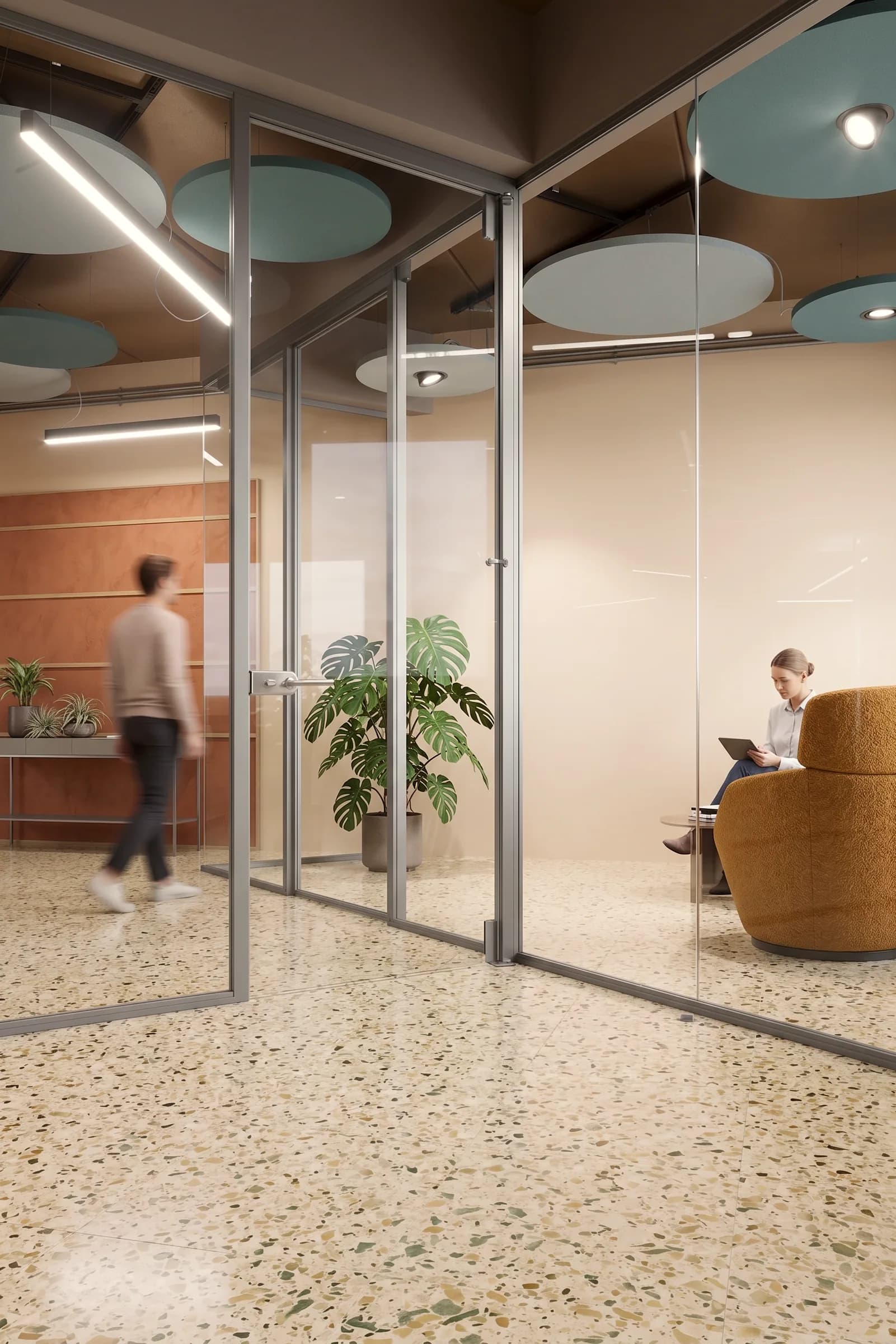 Porta a battente in vetro trasparente, integrata nella parete, con telaio.