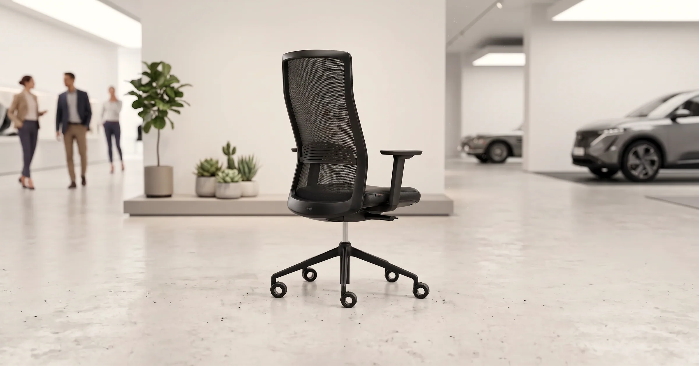 Momentum Light in versione total black: cornice, rete, braccioli e base in nero, sedile rivestito, vista di tre quarti.