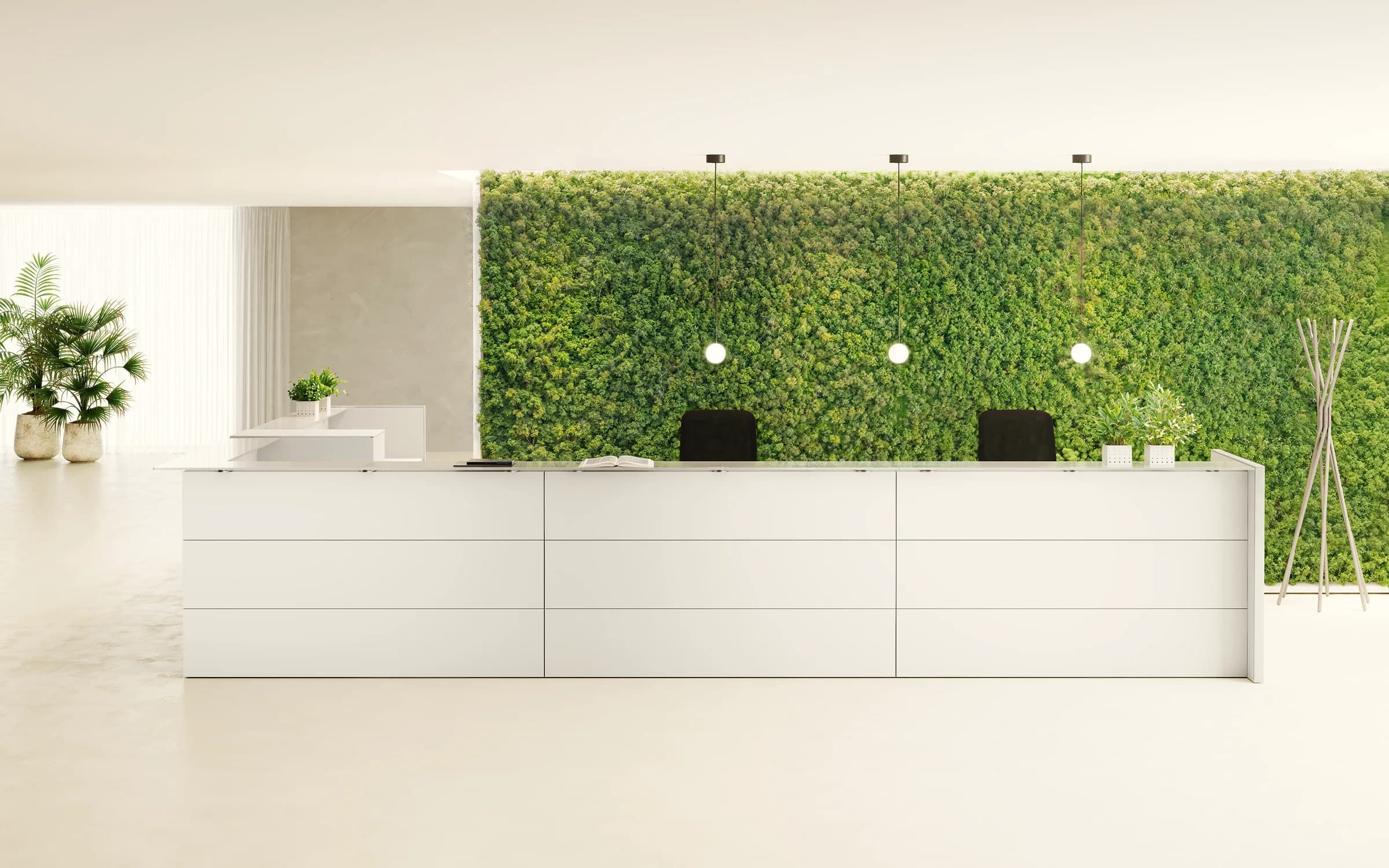 Reception Joy bianca a sviluppo lineare con frontale a fasce orizzontali, modulo conversazione laterale, parete verde e lampade sospese.