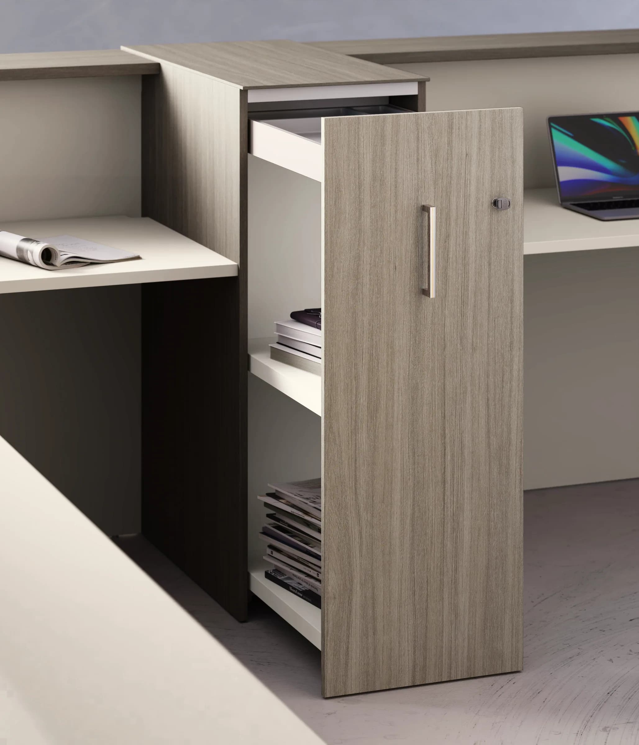 Dettaglio dello storage Joy in olmo grey con anta aperta, ripiani bianchi con riviste, maniglione verticale, serratura e piano lavoro.