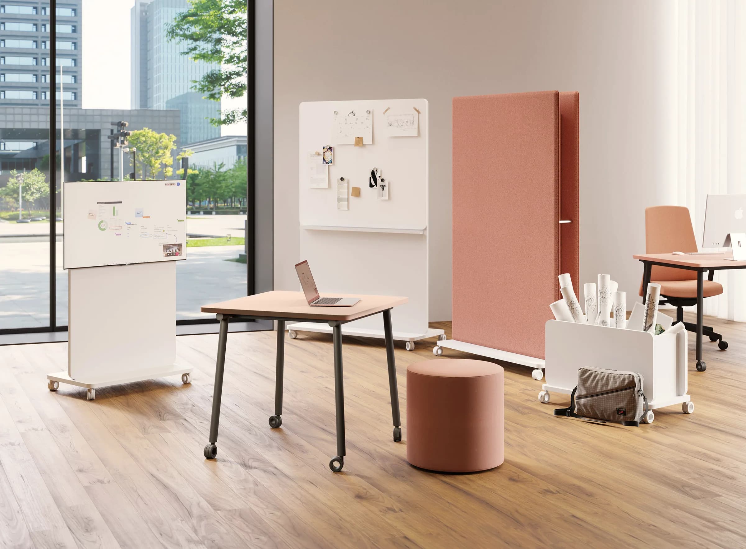 Ambiente collaborativo con tavolo mobile, lavagne, divisori acustici e media-station su ruote.