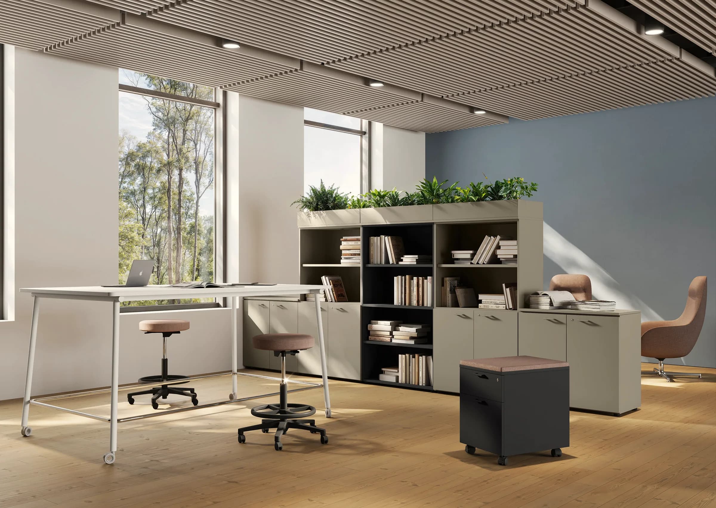 Sistema di arredo collaborativo con moduli mobili e riconfigurabili, tavolo e pannelli multifunzione su ruote.